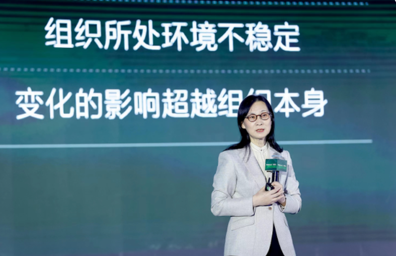 11月24日，陈春花出席“第七届未来人才管理论坛暨中国人才管理典范企业颁奖典礼”