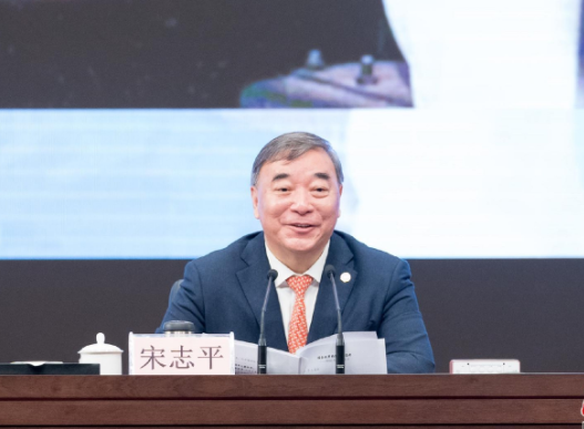 2月12日，宋志平出席“2022年第2期海南自贸港大讲堂”